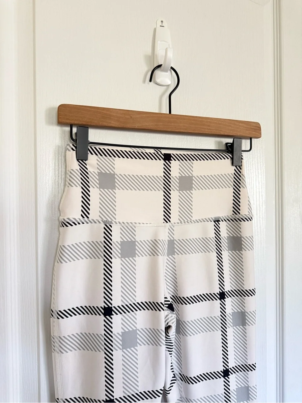 Alo Yoga Airlift High Rise in Magnified Plaid